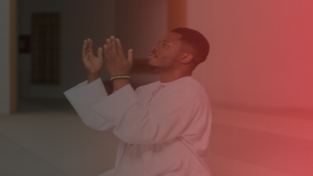 Um homem ajoelhado, com as mãos levantadas em posição de oração ou súplica, simbolizando o ato de conexão espiritual e busca de orientação.