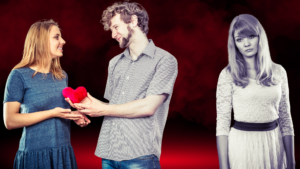 Um homem de cabelos cacheados e camisa xadrez oferece um coração de pelúcia vermelho para uma mulher sorridente de vestido azul, simbolizando carinho e afeto. Ao fundo, uma outra mulher, vestida de branco e em preto e branco, observa a cena com um olhar triste e desapontado, representando mágoa e traição. O fundo escuro com tons vermelhos reforça a dramaticidade da cena.