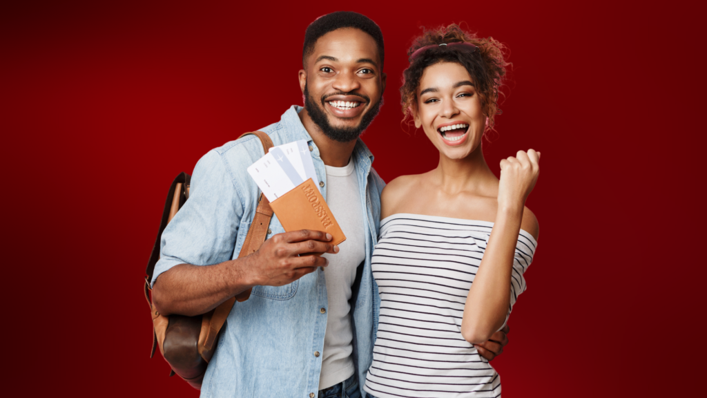 Casal sorridente e animado, segurando passagens e um passaporte, transmitindo a ideia de uma nova fase, recomeço ou viagem juntos. O fundo vermelho reforça a emoção e intensidade do momento.