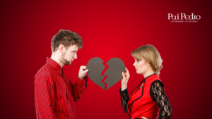 Homem e mulher se encaram segurando as metades de um coração partido, simbolizando o fim de um relacionamento. Fundo vermelho intenso e logo "Pai Pedro - Quimbanda Luciferiana" no canto superior direito. A imagem expressa o momento de ruptura, decisão e desapego emocional.