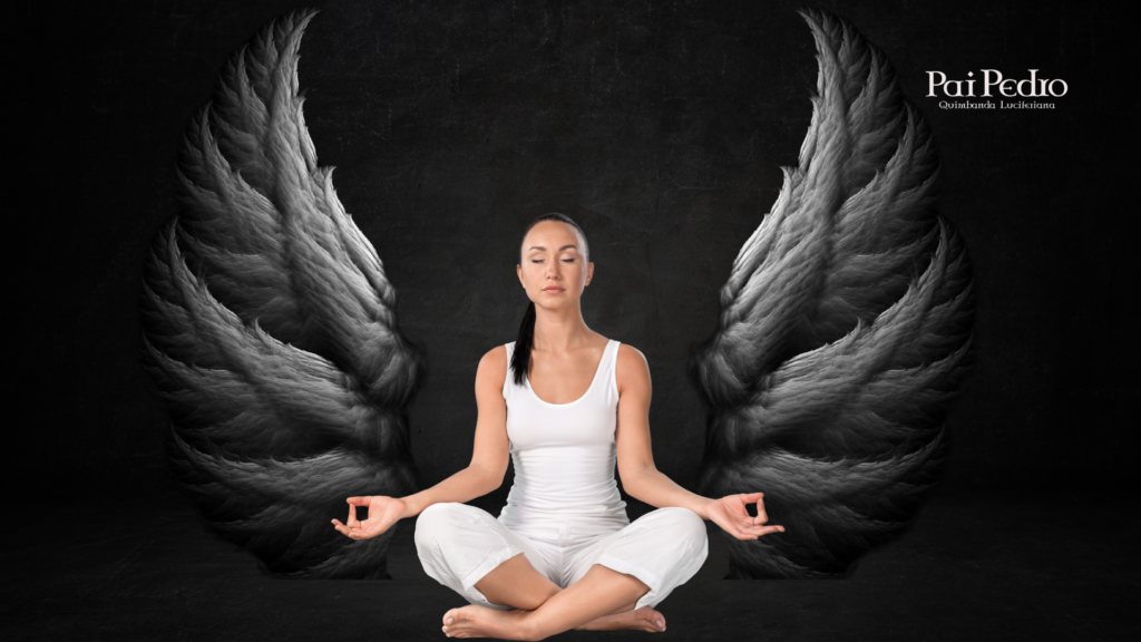 Mulher sentada em posição de meditação com os olhos fechados, vestindo roupas brancas, em frente a um fundo escuro. Atrás dela, asas angelicais cinzas criam a imagem simbólica de Acender Vela para o Anjo da Guarda: Um Ritual de Fortalecimento Espiritual  