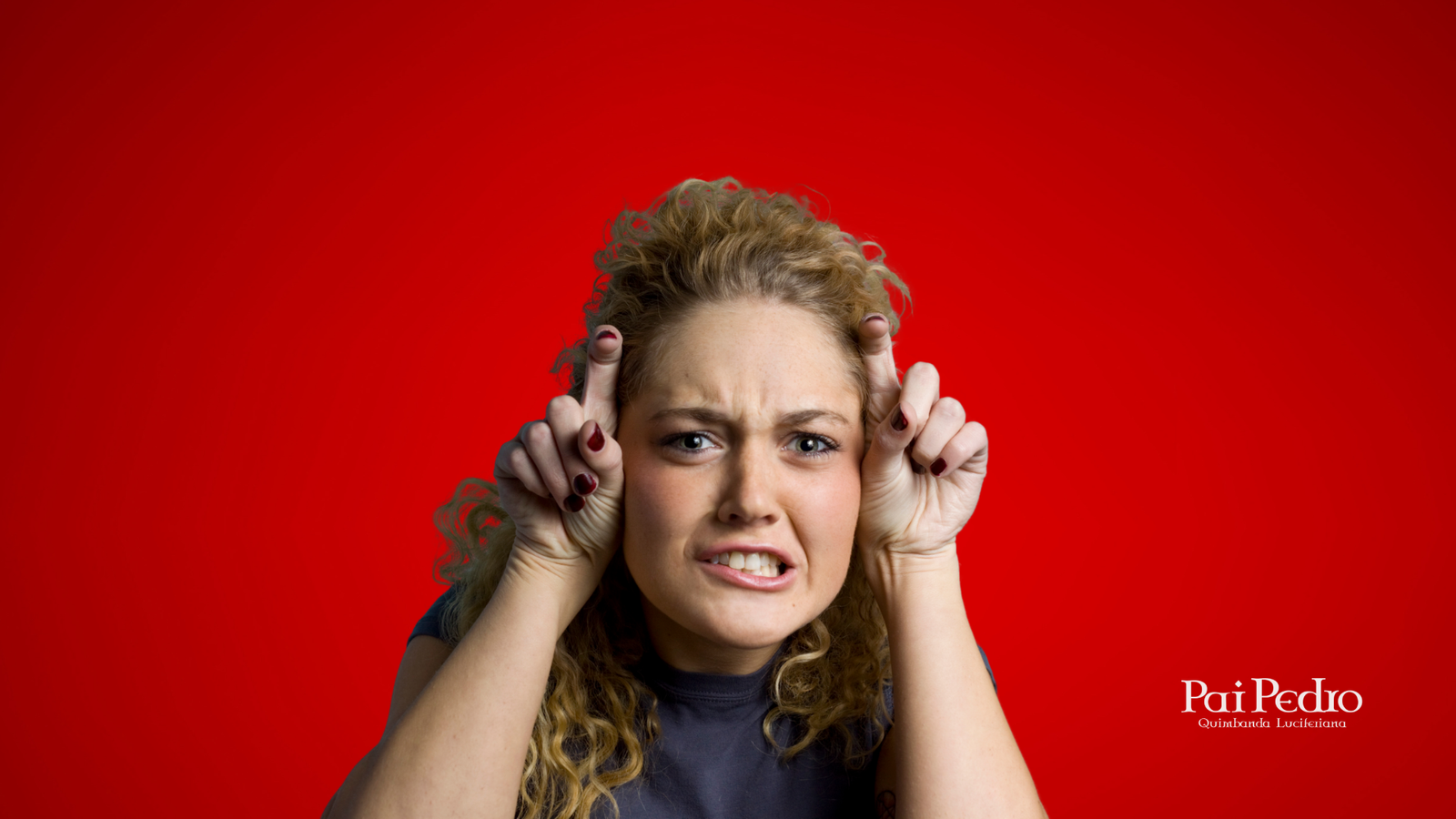 Mulher fazendo gesto de “chifrinho” com expressão de raiva e frustração, representando o estereótipo da mulher boazinha que é sempre passada para trás.