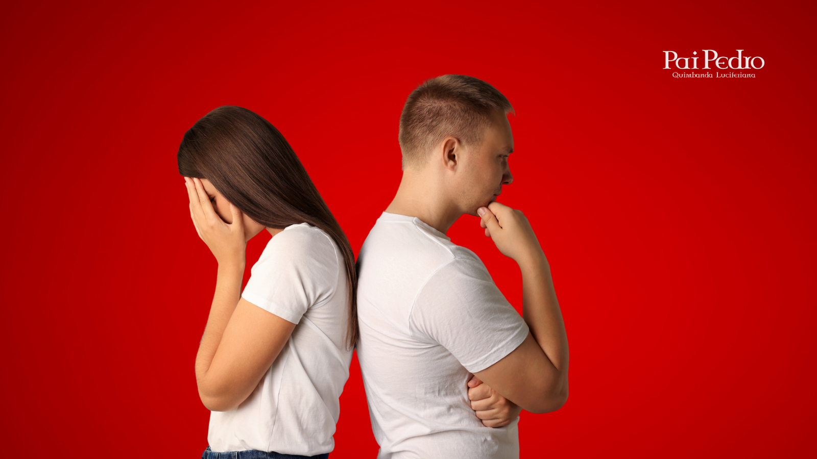 Casal de costas um para o outro após uma crise no relacionamento, simbolizando o impacto emocional de quando ele pediu um tempo. A mulher aparece chorando com as mãos no rosto e o homem está pensativo, ambos com roupas brancas, sobre um fundo vermelho.