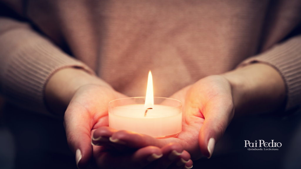 Mãos femininas segurando uma vela branca acesa, transmitindo cuidado, delicadeza e espiritualidade. A luz suave da vela cria uma atmosfera acolhedora e introspectiva. Simbolizando como Realizar o Ritual para Fortalecimento Espiritual (Passo a Passo)  