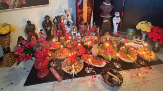 Despacho ritualístico da Quimbanda com diversas oferendas, flores, velas acesas e imagens de entidades espirituais. A cena representa o início sagrado de um pacto, simbolizando troca, respeito e presença espiritual.