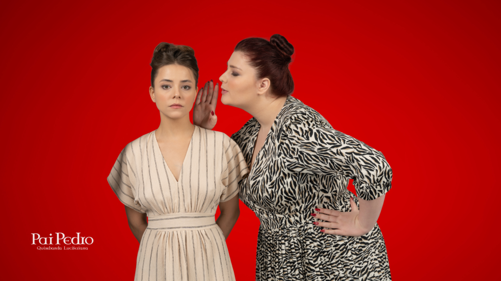 Duas mulheres em destaque sobre fundo vermelho. Uma delas sussurra no ouvido da outra, que mantém expressão séria e distante. Representa o momento em que uma verdade difícil é revelada — especialmente sobre um relacionamento sem compromisso, de que Ele não quer nada sério. 