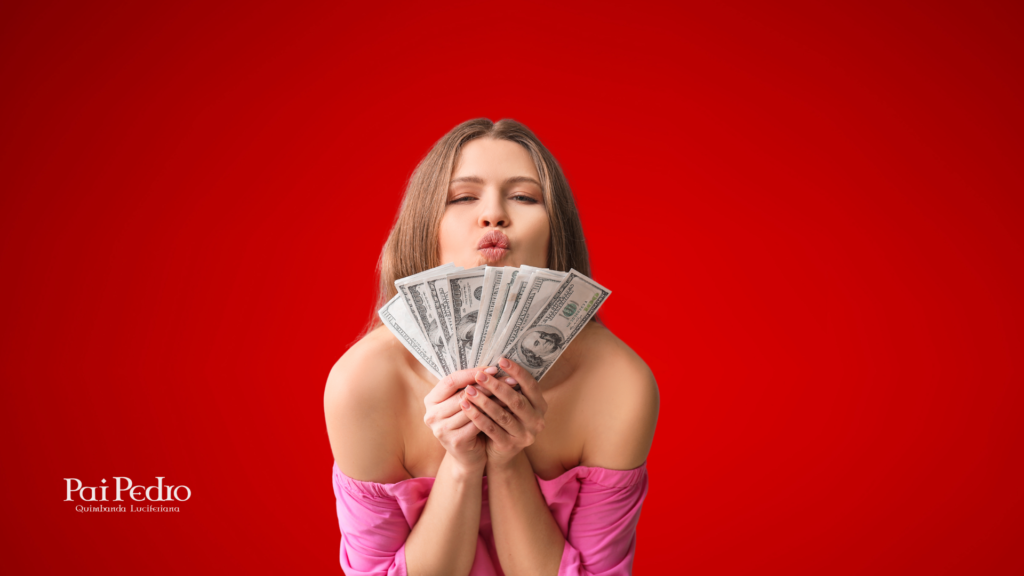 Mulher sorrindo e beijando notas de dólar, simbolizando alegria, gratidão e resultado próspero após realizar um ritual espiritual de prosperidade.