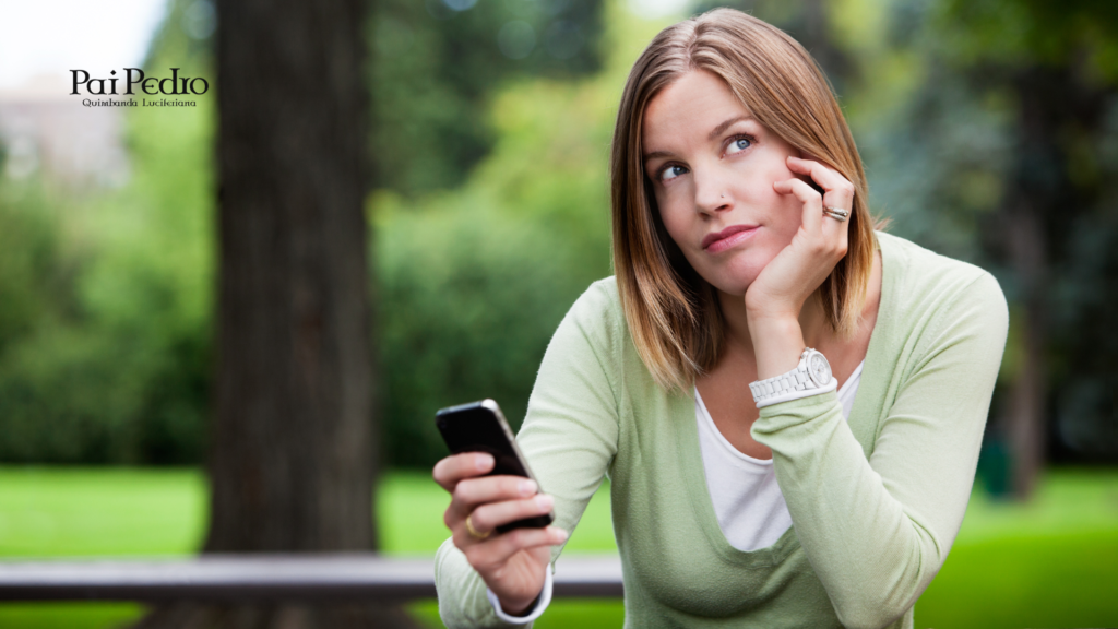 Mulher pensativa segurando o celular, representando dúvidas comuns sobre flerte online, ficada virtual e relacionamento à distância.