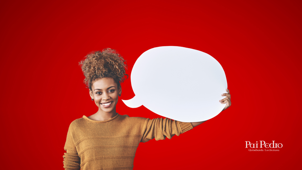 Mulher sorridente segurando um balão de fala em branco, pronta para se comunicar, sobre fundo vermelho intenso, representando abertura para o diálogo com leveza para chegar na mente masculina. 