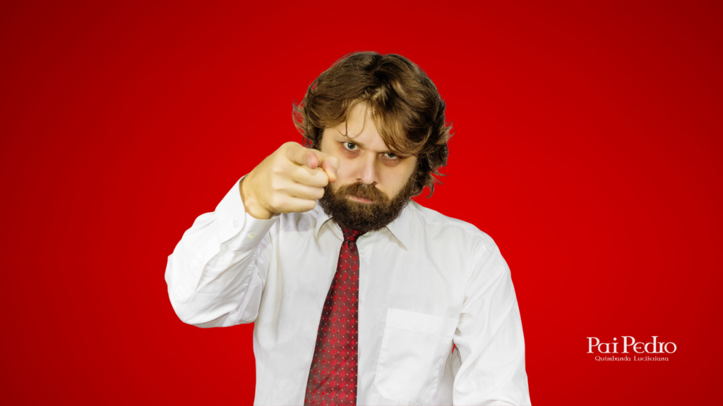 Homem com expressão séria e intensa apontando diretamente para a câmera, usando camisa branca e gravata vermelha, representante o que é um embuste. A imagem tem fundo vermelho sólido e o logotipo de Pai Pedro – Quimbanda Luciferiana no canto inferior direito. 