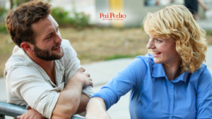 Homem e mulher conversando e sorrindo, representando o processo de como conquistar alguém.