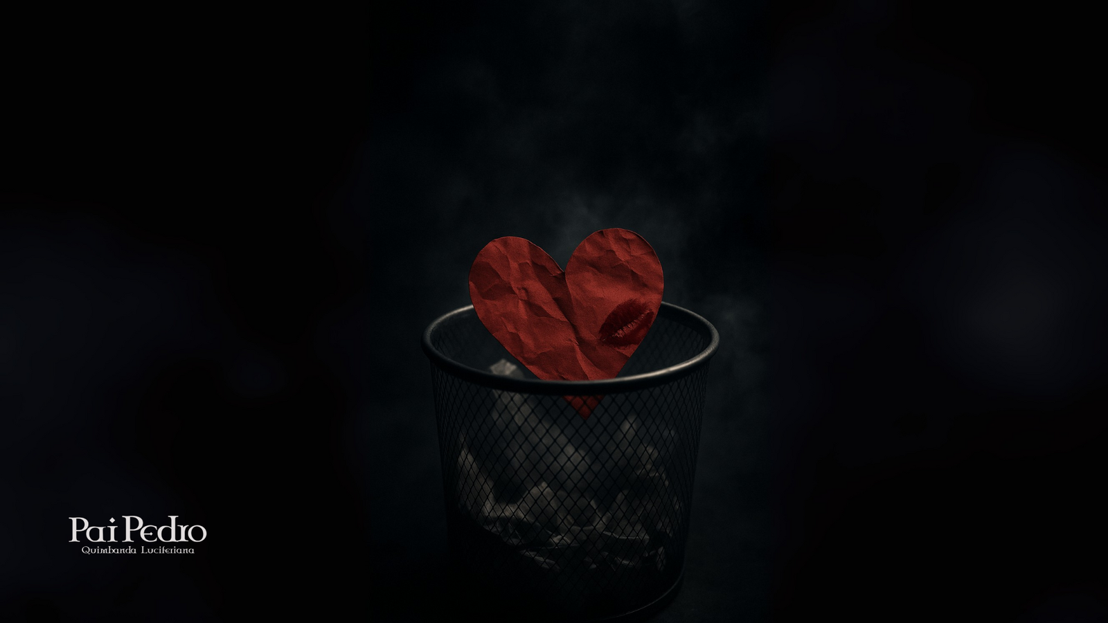 Imagem de um coração vermelho de papel amassado, jogado dentro de uma lixeira metálica. O coração tem a marca de um batom borrado, simbolizando um amor descartado. Fundo escuro e nebuloso, com iluminação dramática destacando apenas o objeto principal, transmitindo de como esquecer alguém que te fez mal.