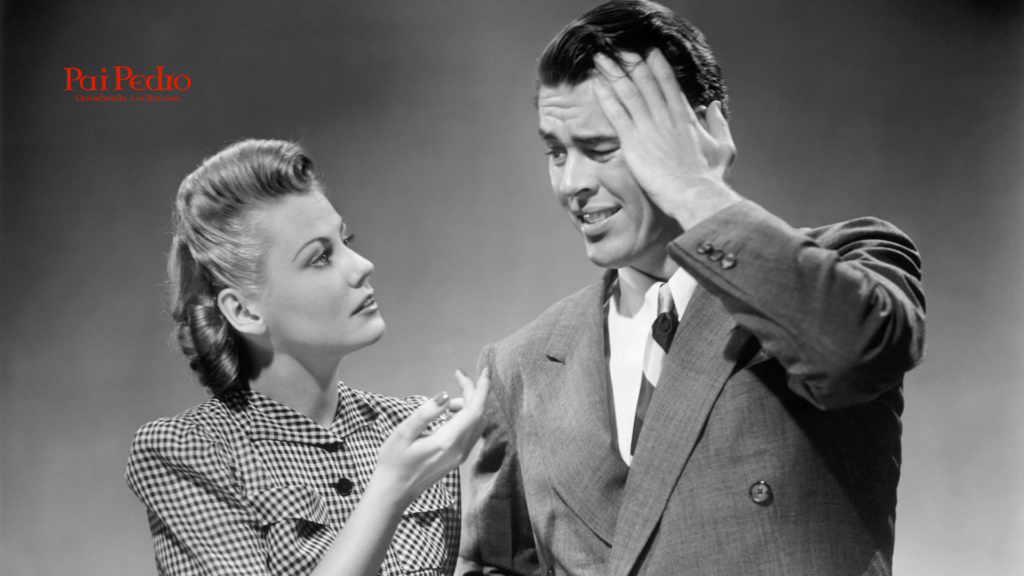 Casal em foto antiga em preto e branco, mostrando uma mulher tentando dialogar enquanto o homem parece resistente e indeciso, representando como conquistar alguém difícil.  