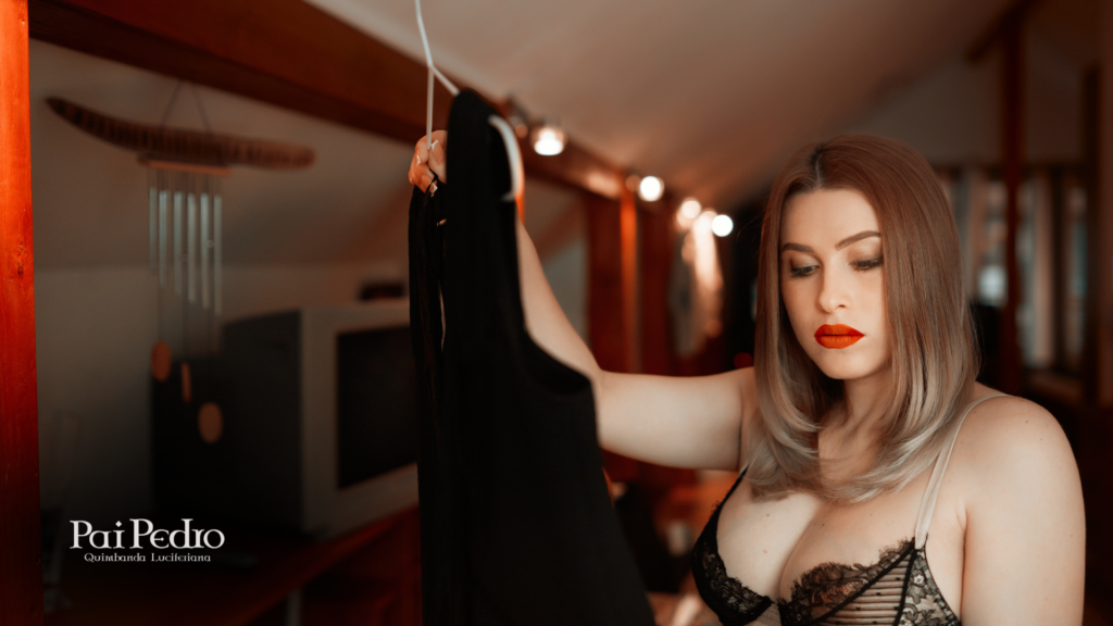 Mulher escolhendo um vestido preto elegante, com expressão concentrada, representando o cuidado na escolha da roupa para um date inicial.