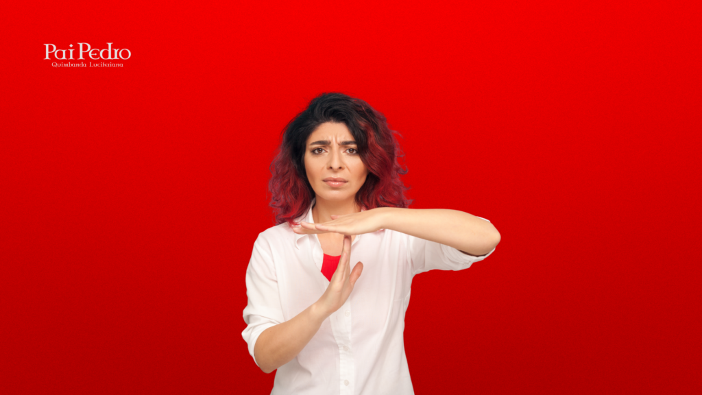 Mulher com expressão preocupada e gesto de “pare” ou “tempo” com as mãos, em frente a um fundo vermelho intenso, transmitindo alerta e tensão sobre os problemas em uma Relação não-monogâmica. 