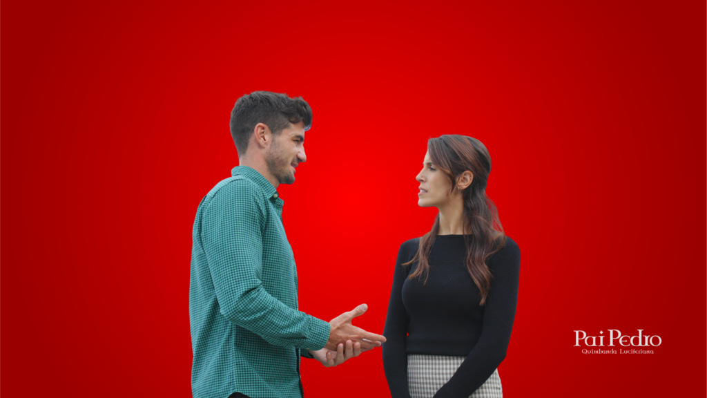 Casal em pé diante de fundo vermelho, o homem gesticula enquanto fala e a mulher escuta com expressão séria, simbolizando a importância de acordos claros no relacionamento LAT.