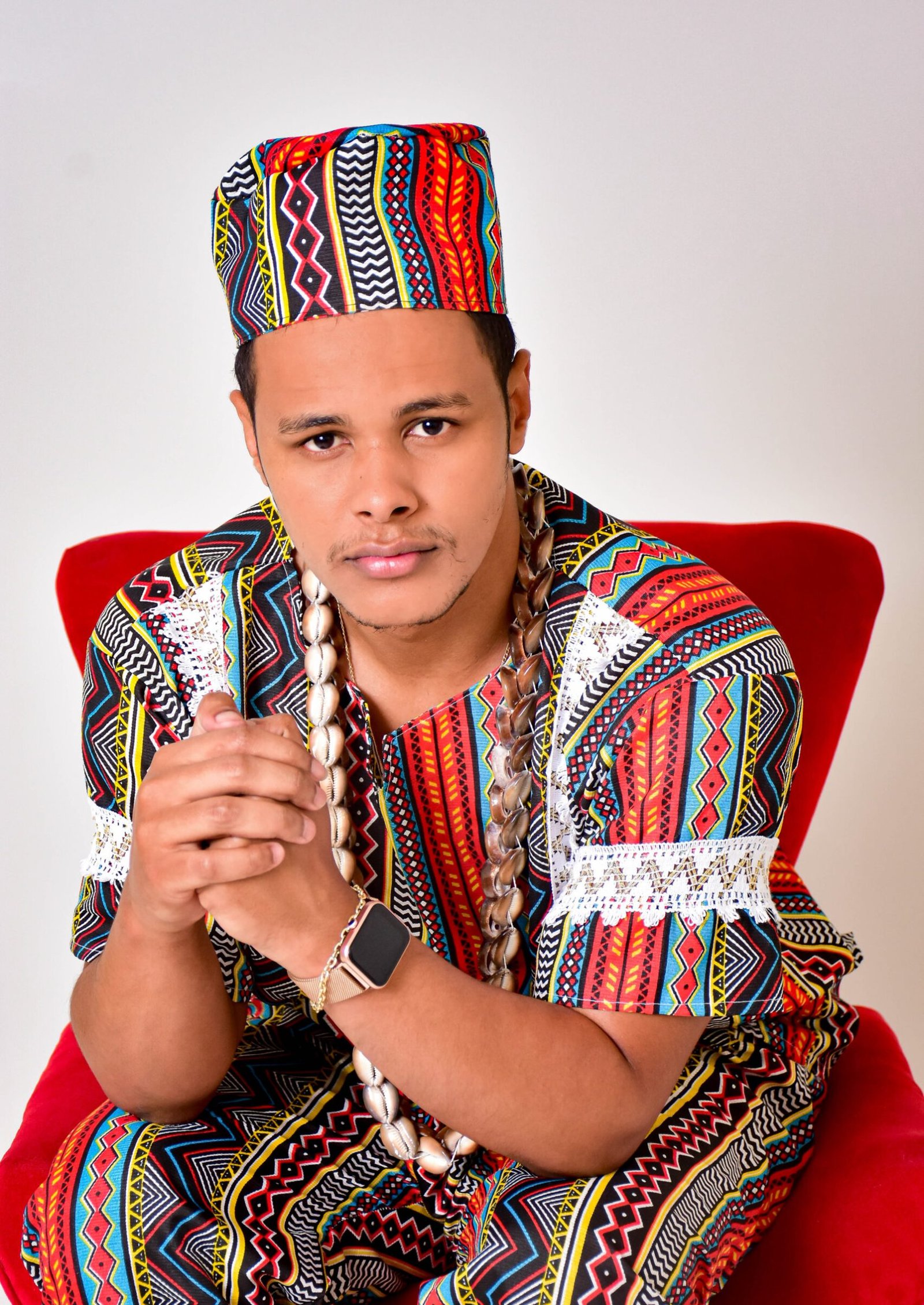 Pai Pedro da Quimbanda em um trono vermelho vestido para realizar os trabalhos